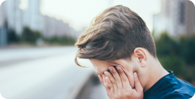 Фотография мальчика, закрывающего глаза руками